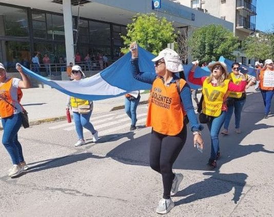 GDA y VOZ DOCENTE realizaron paro y marcha a Casade Gobierno para reclamar recomposición salarial