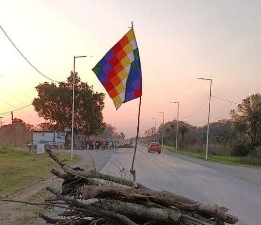LA PRIMAVERA: Cinco originarios mantienen el corte de la Ruta Nacional 86.