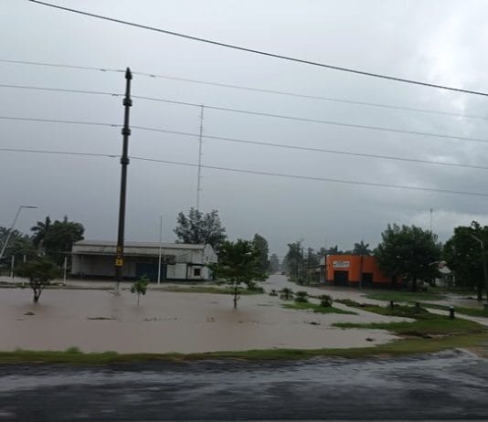 LAGUNA NAINECK: Temporal de viento y lluvia anegó vastos sectores urbanos y barrios rurales de la jurisdicción con corte de energía eléctrica y de la señal de telefonía por casi 10 horas.