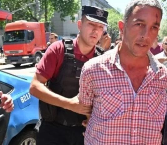Detuvieron al hombre que arrojó una botella a Javier Milei