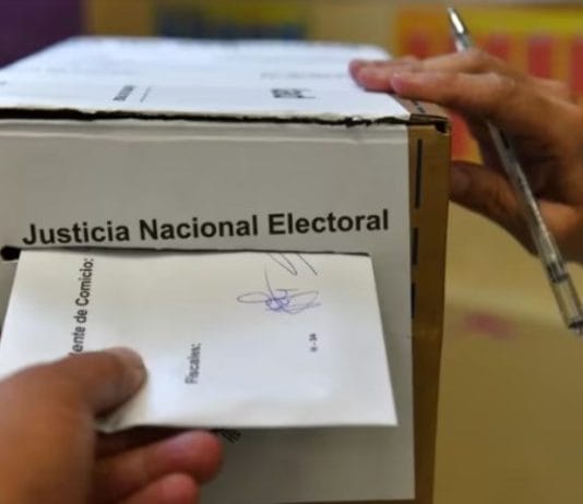El Gobierno incluirá en el paquete de leyes la eliminación de las PASO y la boleta única para votar