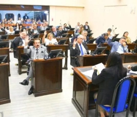 La Legislatura volvió a transferir facultades propias al poder Ejecutivo, invistiendo de superpoderes al gobernador