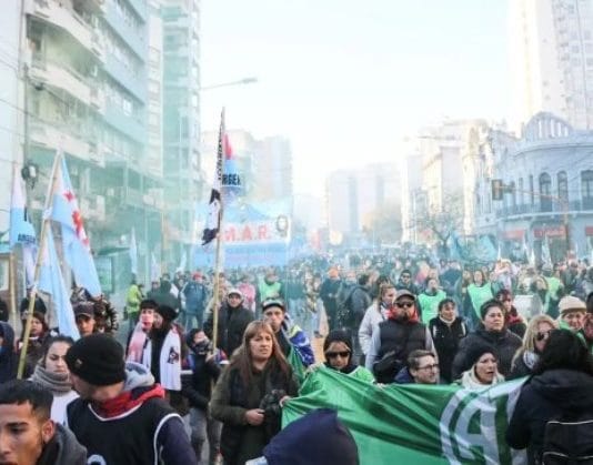 Tras dar de baja los contratos de estatales, el Gobierno convoca a los gremios para negociar paritarias
