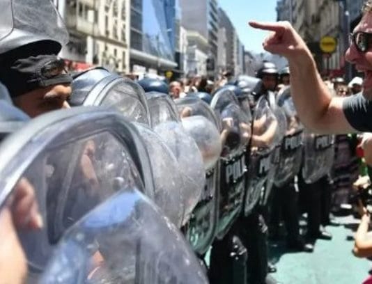 Manifestación de la CGT y piqueteros terminó en incidentes y con detenidos