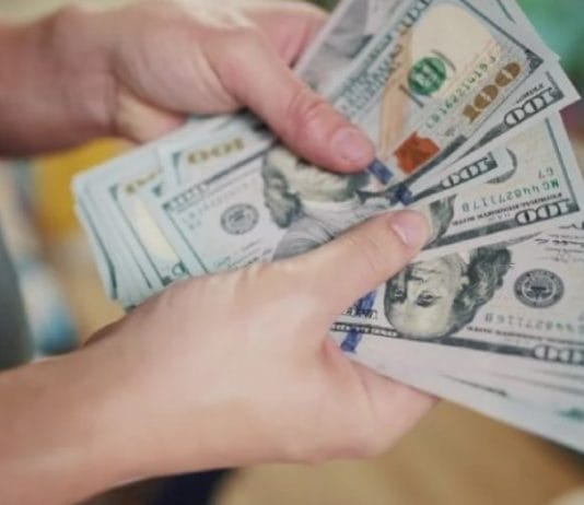 El dólar blue baja a días de la asunción de Javier Milei: así cerró