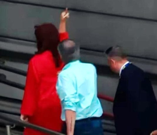 El gesto procaz de Cristina Kirchner: un exabrupto que mancha un día histórico