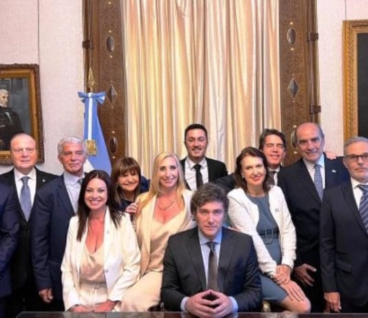 Milei le tomó juramento a sus ministros en el Salón Blanco de Casa de Gobierno