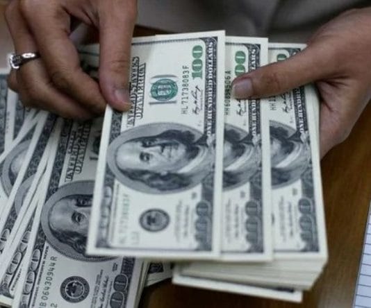 El dólar blue cerró en $1.070 y la devaluación del oficial acortó la brecha