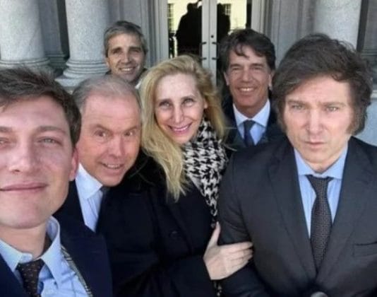 Milei viaja al Foro de Davos, mientras continúa el movimiento de piezas en su círculo
