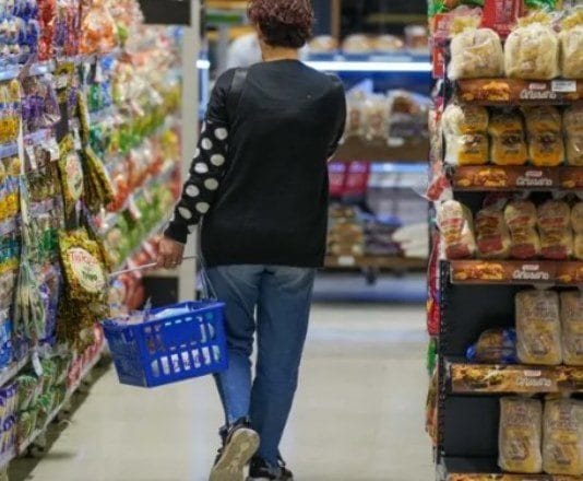 Una familia necesitó $495.798 para no ser pobre en diciembre: cuál fue el aumento de la canasta básica en 2023