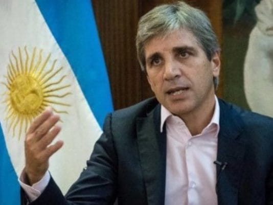 Luis Caputo anunció un aumento salarial del 16% para estatales nacionales.