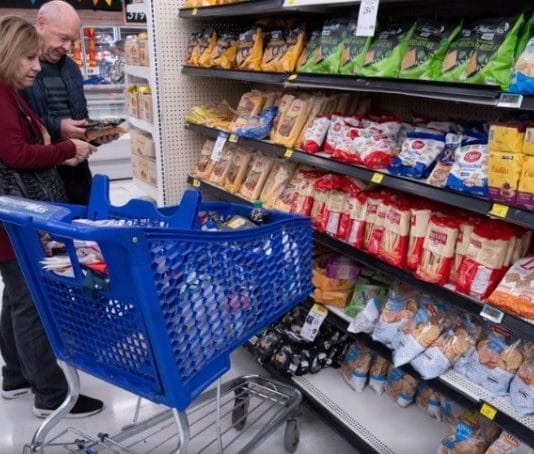 La inflación de enero bajaría un poco, pero continuaría arriba del 20% empujada por la suba de la nafta
