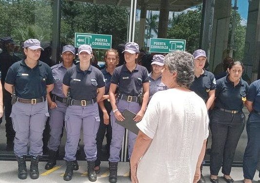 SALUD: Entre empujones con la Policía, Neme y trabajadores despedidos ingresaron a hospitales