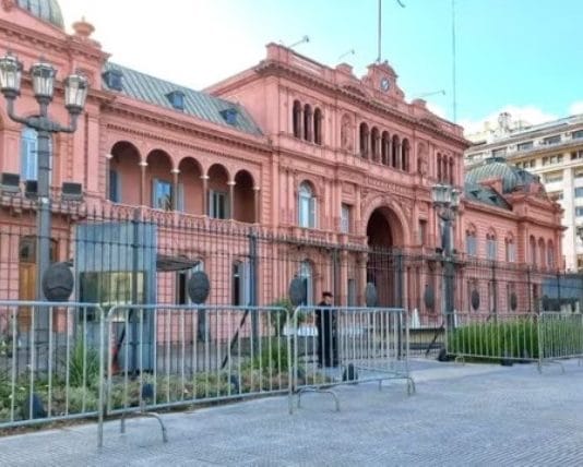 El Gobierno continúa con el ajuste en el Estado y analiza la situación de miles de empleados públicos