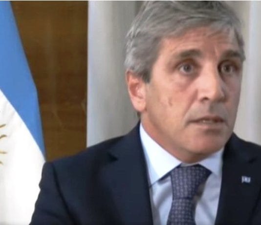 Caputo anunció una suba del 30% a los jubilados en marzo por la movilidad y un bono