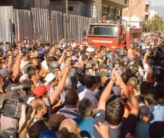 CATAMARCA: Un grupo de policías tomó la casa de gobierno provincial en reclamo de mejoras salariales