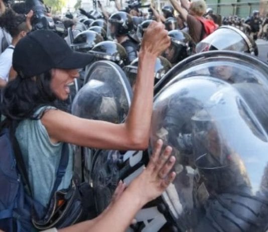 Tensión entre manifestantes y las fuerzas de Seguridad en las afueras del Congreso
