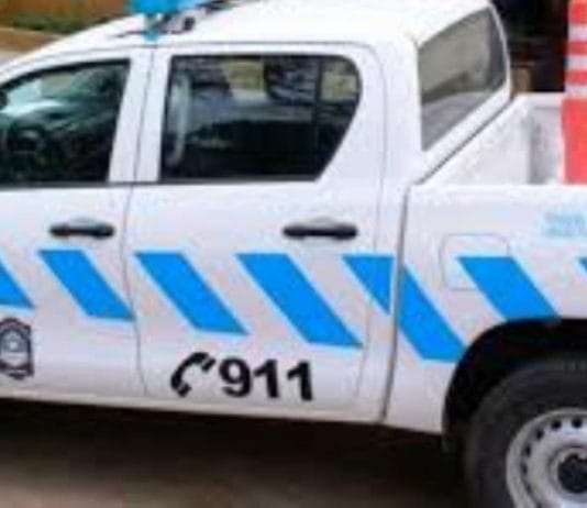 LAGUNA NAINECK: Un hombre impactó su automóvil contra un monolito; resultó ileso.
