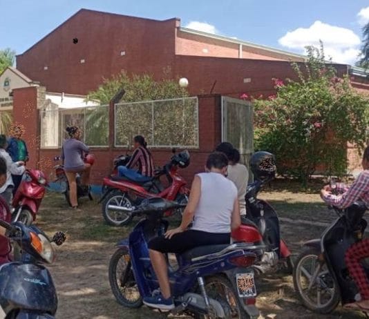 Cnia LOS SANTAFECINOS: Madres de alumnos de la EPEP 336 esperan este martes al Delegado Zonal de Educación.