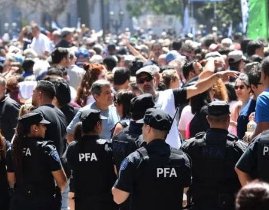 El Gobierno analiza incluir en los nuevos planes sociales la baja inmediata si los beneficiarios hacen piquetes o cometen actos violentos