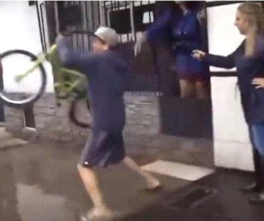 “NO QUEREMOS BICICLETAS”: La indignación de los vecinos de Avellaneda en medio de la inundación
