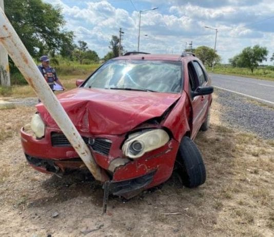 TRES LAGUNAS: Esquivó a un equino y colisionó contra un poste del alumbrado público