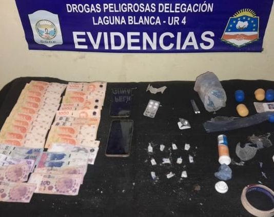 LAGUNA BLANCA: Exitosa investigación derivó en un detenido durante un allanamiento con secuestro de cocaína y otros elementos vinculados a la causa.