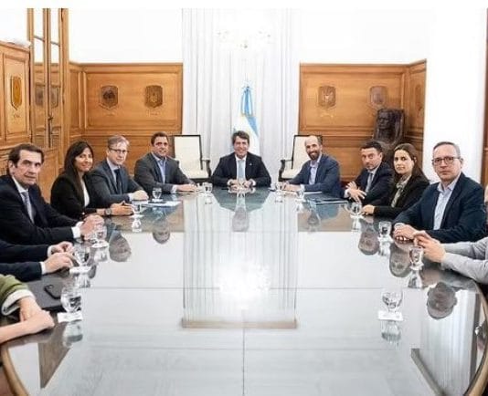 La UCR presentó propuesta de reforma laboral que elimina cuotas sindicales