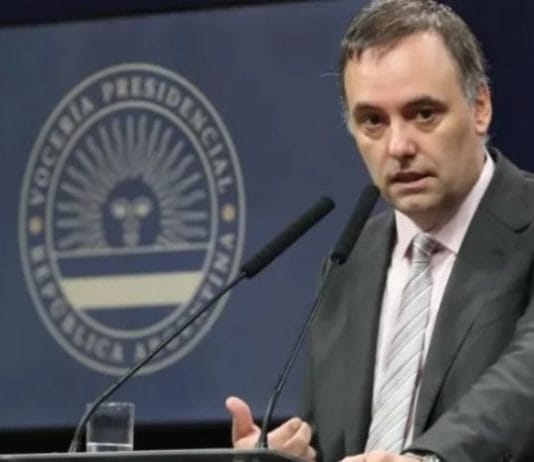 Adorni anunció que Milei no viajará más en vuelos comerciales