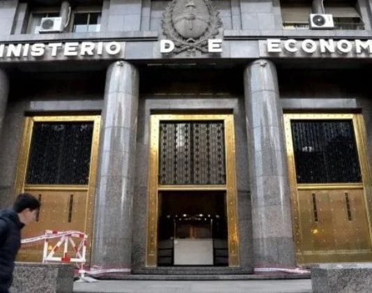 Plan motosierra recortó 40% anual los gastos en marzo: jubilación, educación y provincias en la mira