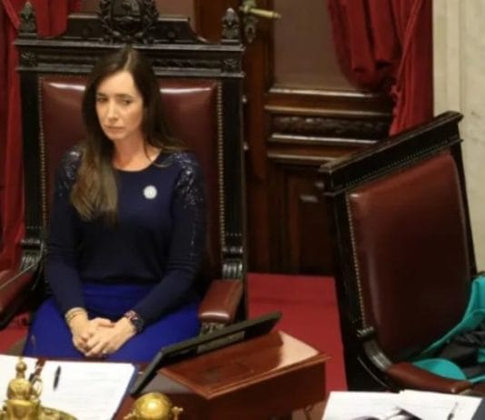 Los senadores se aumentaron las dietas en plena sesión, a mano alzada y sin debate