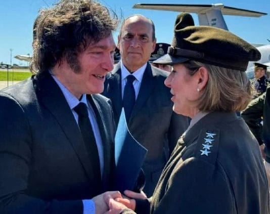Estados Unidos refuerza el vínculo y le dona 40 millones de dólares al país para que invierta en el área militar