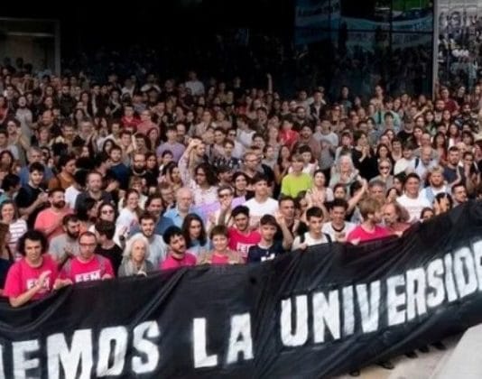 Estudiantes, opositores y la CGT marchan juntos a Plaza de Mayo en defensa de las universidades