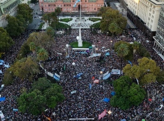 Después de la enorme protesta universitaria, el Gobierno convoca a la UBA y busca negociar un acuerdo