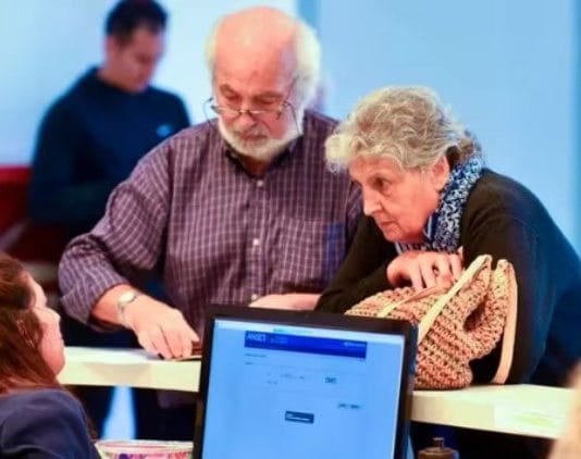 A qué edad podrán jubilarse hombres y mujeres si se aprueba la Ley Bases en el Congreso
