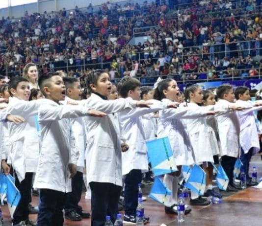 El gobernador Insfrán tomó la promesa de fidelidad a la bandera provincial a más de tres mil alumnos de 4° grado