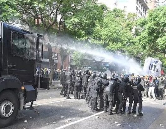 Incidentes en marcha piquetera: la Policía desalojó la 9 de Julio y detuvo a manifestantes