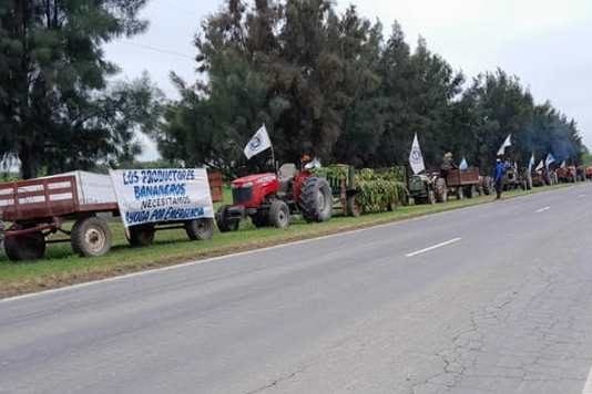 LAGUNA NAINECK: Productores reclamaron al gobierno provincial la declaración de emergencia agrícola mediante un tractorazo.
