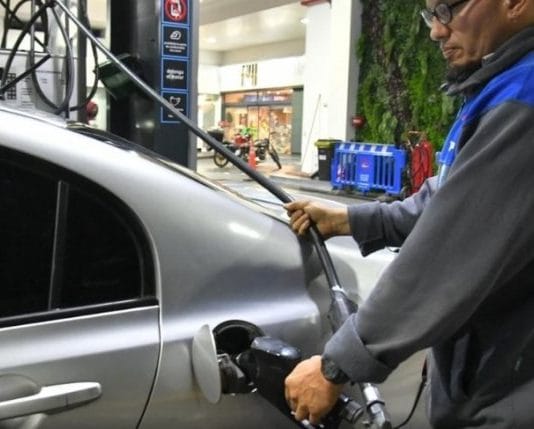 Aumenta la nafta y el gasoil entre 4% y 5%, pese a que se congelaron los impuestos a los combustibles