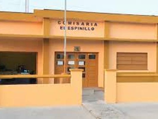 EL ESPINILLO: Colisión entre automóvil y motocicleta deja a joven con lesiones graves