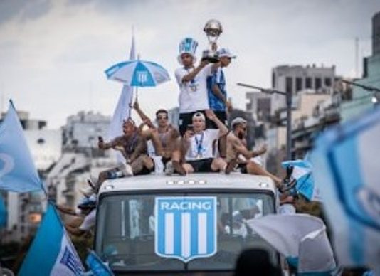 Racing festejó la Copa Sudamericana con sus hinchas: la caravana pasó por el Obelisco y terminó en el Cilindro