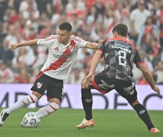 River goleó a Barracas Central en la Liga Profesional y quiere seguir cerca de los líderes