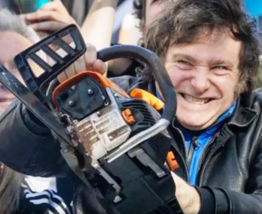 La motosierra pasó por las empresas públicas y redujo su déficit a la mitad