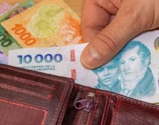 El gobierno de Javier Milei fija el salario mínimo de diciembre y establece incrementos mensuales hasta marzo 2025
