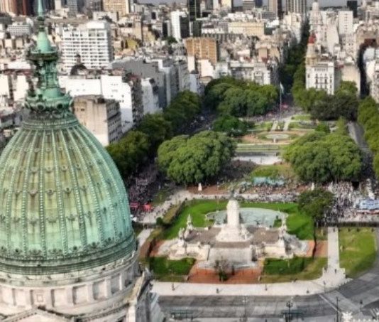 Investigan por intimidación pública a dos rusos que manipularon un dron sobre el Congreso
