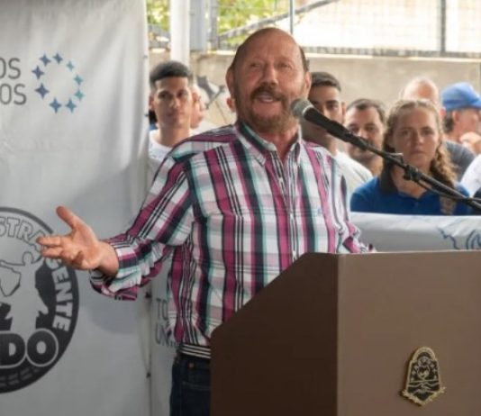 Con la nuestra: «Insfrán convierte un acto público en una tribuna de amenazas y desprecio por la democracia»