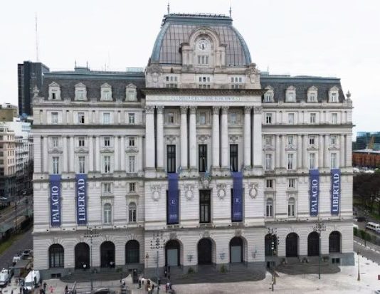 Prohibieron la propaganda política a los edificios públicos y modificaron una ley para evitar el adoctrinamiento en las escuelas