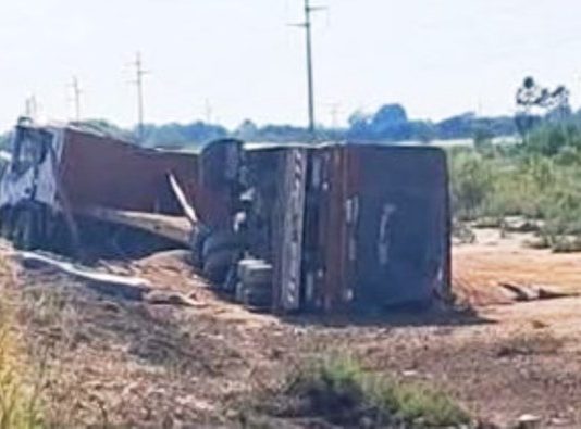 Gral. BELGRANO: Un conductor sufrió lesiones durante el vuelco de su camión.