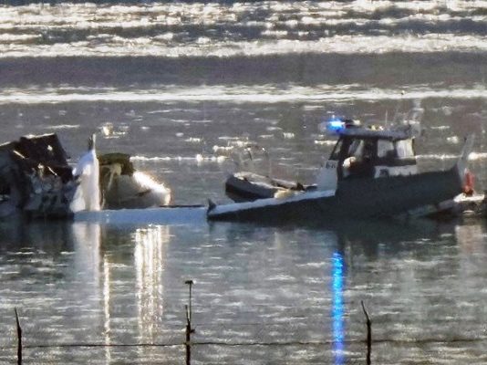 Tragedia aérea en Washington: confirman que un argentino y su hijo murieron en el choque entre el avión y el helicóptero