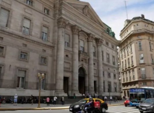 La Justicia suspendió el decreto que transforma al Banco Nación en Sociedad Anónima